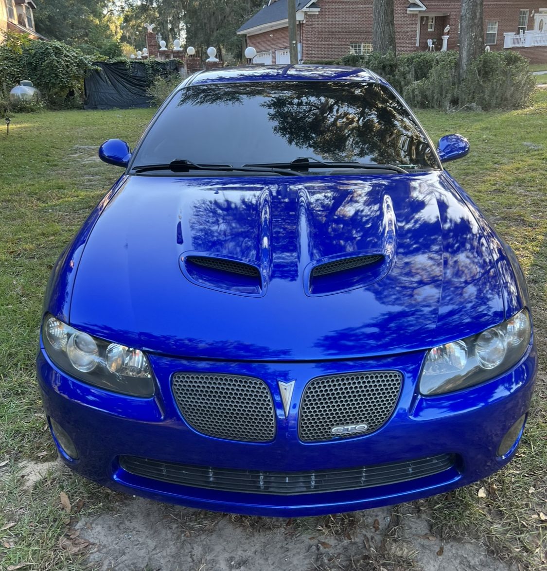 Blue muscle car, front view